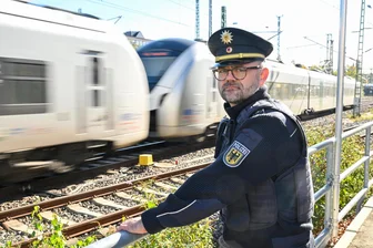 Suizid am Bahngleis: Im Schatten der Schienen - Matthias Brüning am Chemnitzer Bahnhof. Er wurde nach mehreren Schienensuiziden zum Einsatz gerufen. Posttraumatische Belastungsstörungen werden immer noch unterschätzt.