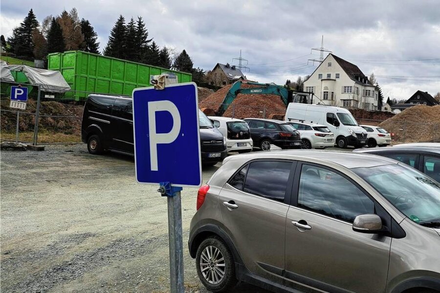 Summe sorgt für Kopfschütteln: Neuer Parkplatz in Gelenau soll 250.000 Euro kosten - Aktuell wird an der Pestalozzi-Grundschule auf Schotter geparkt. Bald soll dort ein echter Parkplatz entstehen. 