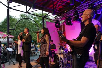 Summer Night: Reichlich 400 Gäste genießen Abschluss der Warmbader Kurparksaion - Mit ihren Liedern sorgte die Band Chamäleon für eine prall gefüllte Tanzfläche.