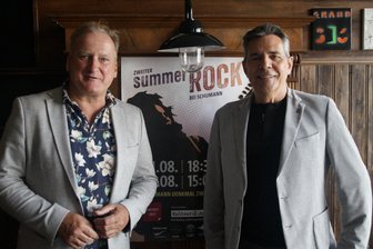Summer-Rock am Zwickauer Schumann-Denkmal mit Musik aus drei Jahrzehnten - Nils Falke (links) und Matthias Rose: Sitzplätze in der Gaststätte werden begehrt sein.