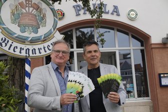 „Summer-Swing“ in Zwickau: Zwei entspannte Abende mit toller Musik - Nils Fahlke (links) und Matthias Rose können sich auch diesmal wieder auf den seit Jahren fungierenden Haupt-Caterer, das Gasthaus „Paula“, verlassen.