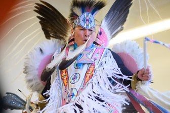 "Supaman" räumt mit Klischees über Native Americans auf - In traditioneller Kleidung demonstrierte "Supaman" vor Schülern einer siebten Klasse in Radebeul einen "Fancy War Dance" - eine moderne Adaption traditioneller indigener Stammestänze.