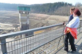 Super beliebt und kostenfrei: Einen Haken hat das magische Ausflugsziel im Erzgebirge aber - Seit die Talsperre Lichtenberg abgelassen wurde, ist sie für Frischluftfreunde noch interessanter geworden.