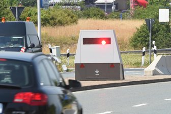Super-Blitzer für Limbach-Oberfrohna: Warum das Projekt vorerst vereitelt wurde - Bevor Limbach-Oberfrohna einen Super-Blitzer aufstellen kann, muss die Stadt nacharbeiten.