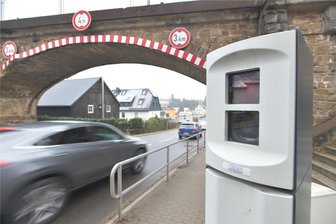 „Super-Blitzer“ von Mittelsachsen: An drei Stellen gibt es die meisten Fotos - Der stationärer Blitzer an der B 173 in der Ortsdurchfahrt Naundorf ist der Spitzenreiter in Mittelsachsen.