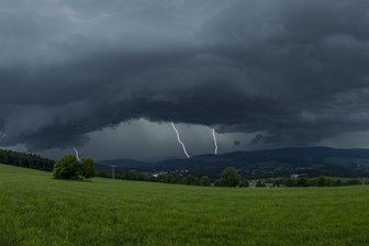 Super-Gewitterzelle über Schwarzenberg entlädt sich am Sonntagabend - 61 Einsätze zählt allein die Schwarzenberger Wehr - Diese Superzelle über Schwarzenberg, fotografiert aus Richtung Spiegelwald, entlud sich mit Hagel von bis zu drei Zentimetern Durchmesser und Starkregen.
