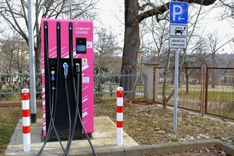Super-Ladesäule in Reichenbacher Hinterhof versteckt - Die Schnellladestation von Comfort Charge, ein Angebot der Telekom, im Hof der alten Hauptpost am Postplatz in Reichenbach. Fotos: Franko Martin (2)