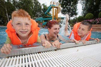 Super-Sommerwochenende im Vogtland steht bevor: So schneiden die Freibäder der Region bei Google ab - Im Freibad Preißelpöhl genießen Tyron Alexander, Liam Oniell mit Mutti Sally Cheffai die Sommertemperaturen - im Wasser versteht sich.