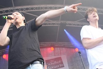 Super Start in die Ferien: Die Lochis singen in Stützengrün - Die Lochis bestehend aus Heiko (links) und Roman Lochmann traten erstmals an einer Grundschule auf und sorgten für eine tolle Stimmung.