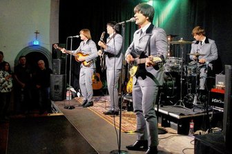 Super Stimmung bei Konzerten tschechischer Coverbands in Westsachsen - Vor allem bei gemeinsam gesungenen Titeln kamen Zdenek Blek Žouželka (George Harrison), Filip Badalík (Paul McCartney) und Petr John (John Lennon, vorn von links) von Pangea den Originalen stimmlich sehr nahe. 