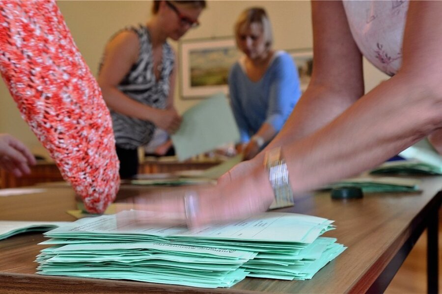 Super-Wahltag 12. Juni: Das sind die Kandidaten - Bald werden wieder Stimmzettel gezählt, wie hier 2015 bei der OB-Wahl in Rochlitz.