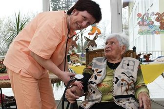 Annegret Stumpf beim Blutdruckmessen
