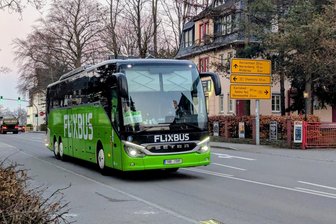 „Superbequem und supergünstig“ – Neue Flixbus-Verbindungen im Erzgebirge - Ein Flixbus unmittelbar vor dem Stopp in Annaberg-Buchholz. Die Haltestelle befindet sich an der Geyersdorfer Straße in der Nähe der „Alten Brauerei“.