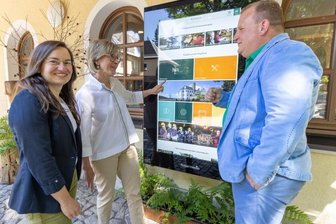 Superbildschirm macht Lust auf Greifensteinregion - Tourismuskoordinatorin Corinna Bergelt (links) testet mit Ehrenfriedersdorfs Bürgermeisterin Silke Franzl und Gelenaus Bürgermeister Knut Schreiter das neue Informationsterminal der Greifensteinregion.