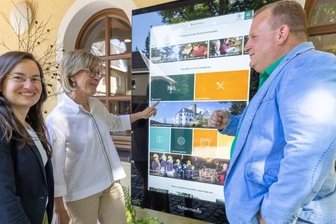 Superbildschirm macht Lust auf Greifensteinregion - Tourismuskoordinatorin Corinna Bergelt (links) testet mit Ehrenfriedersdorfs Bürgermeisterin Silke Franzl und Gelenaus Bürgermeister Knut Schreiter das neue Informationsterminal der Greifensteinregion.