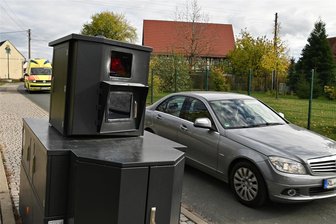 Superblitzer erfasst Tempo in Noßwitz - Der neue Blitzer des Landkreises am Wochenende im Rochlitzer Ortsteil Noßwitz.