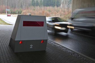 "Superblitzer" steht jetzt an der A-4-Auffahrt Wüstenbrand - Seit Mittwochabend steht der bekannteste Blitzer der Stadt Chemnitz unter der Autobahnbrücke am A-4-Zubringer zwischen Pleißa und Wüstenbrand.