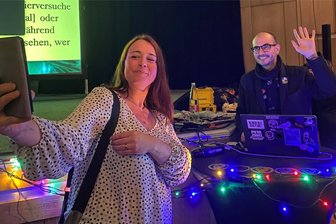 „Supercool“: Star-Forensiker Mark Benecke begibt sich auf einen Spaziergang durch Plauen - allerdings nicht ganz freiwillig - Ein Selfie mit dem Doktor zur Erinnerung: Anja Nill aus Plauen war am Mittwochabend erstmals auf einer Veranstaltung von Star-Forensiker Dr. Mark Benecke - und begeistert.
