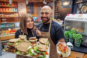 Mutter Masi Ghahremani hatte die Idee zur neuen Snackbox, Sohn Amir Einali will das Konzept zum Erfolg führen. Alle beide sind als Geschäftsleute schon erfolgreich - bisher allerdings in Chemnitz.