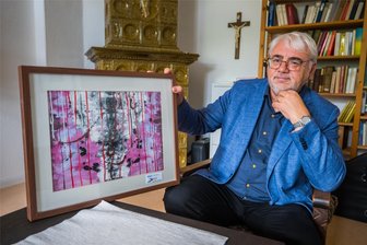 Superintendent des Kirchenbezirks Aue geht in Rente: „Ich brauche eine Pause“ - Superintendent Dieter Bankmann verabschiedet sich in den Ruhestand. Das Bild, das er hält, hat er zu seinem Amtsantritt im Juni 2017 geschenkt bekommen.