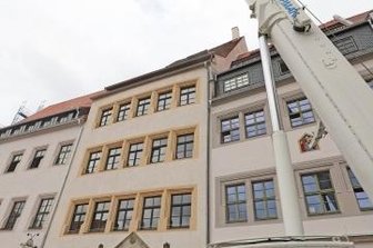 Superkran hebt Balkon auf Freiberger Obermarkt - Der Kran, der Dienstag auf dem Obermarkt im Einsatz war, kann bis zu 100 Tonnen heben und ist 70 Meter hoch.