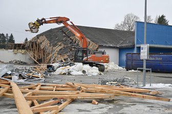 Supermarkt-Abriss im Vogtland läuft - Der Abriss des Edeka-Marktes in Adorf läuft.