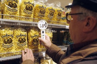 Supermarkt bietet alles unter einem Dach - Ein Pluspunkt in immer mehr Supermärkten: die Leselupe für ältere Menschen.