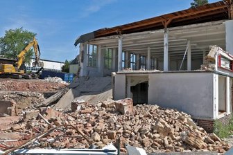 Supermarktbau in Lichtenstein beginnt mit Abriss - In Lichtenstein haben die Abrissarbeiten für den Bau eines neuen Einkaufsmarktes begonnen.