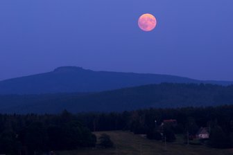 Supermond: Filmemacher aus dem Erzgebirge gelingt ein besonderes Doppel - Supermond über dem Erzgebirge – hier ist es der Große Spitzberg (Velký špičák), der das Motiv besonders spannend macht. Fotografiert hat der Filmemacher vom Bärenstein aus.