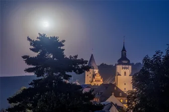 Supermond leuchtet mystisch über dem Erzgebirge - Der Supermond leuchtet über Schloss und Kirche von Schwarzenberg.