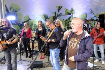Supernova will weiter leuchten - Supernova beim Konzert im Stadtpark Reichenbach. Vorn, von links: Andreas Gemeinhardt, Pieter Müller (beide Gitarre) und Ex-Frontmann Jürgen "Birne" Wolf. Hinten die Sängerinnen Lydia Groth, Nadine Kapitän und Mercedes Paulus, Uli Wagelöhner (Schlagzeug), Gerd Fäsel (Bass). Nicht im Bild Keyboarder Jens Badstübner.
