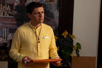 Superreiche machen sich das Paradies zur Hölle: Sachsen-Star brilliert in der Serie „White Lotus“ - Christian Friedel ist der neue Hoteldirektor in „White Lotus“.