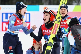 Supertage für das deutsche Skispringen - Was für eine Freude: Anna Rupprecht, Selina Freitag, Katharina Althaus und Luisa Görlich (von links) jubeln, nachdem Gold perfekt war.