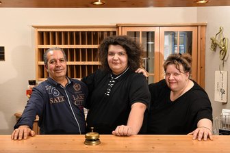 Supertalent-Gewinner Alexander Doghmani: Vom Erzgebirge ins Rampenlicht - Supertalent Alexander Doghmani (17) mit seinen Eltern Khalifa (54) und Erica (48) an der Rezeption ihres Hotels in Oberbärenburg. Die Familie fördert ihren Sohn sowie seine drei Geschwister.