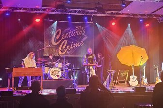 Supertramp-Zeitreise im Vogtland: Wie Band und Publikum in Markneukirchen ein besonderes Flair kreieren - Century´s Crime auf der Bühne der Musikhalle in Aktion. Die Band bot einen Supertramp-Ohrwurm nach dem anderen.