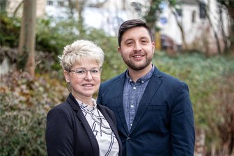 Superwahljahr 2024 in Plauen: Was man jetzt schon wissen muss - Sie managen die Wahlen im Plauener Rathaus: Nadja Friedländer-Schmidt und Lars Krämer.