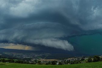Superzelle entlädt sich auch über dem Spiegelwald - Feuerwehr im Stress - Diese Superzelle überm Spiegelwaldüber Aue hat sich gestern am frühen Abend mit Gewitter, Sturm und Hagel entladen.