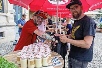 Suppe für den guten Zweck: Zwickauer Initiative bringt 3000 Euro - Koch Ronald Otto (links) verkauft Suppe über die Zwickauer Initiative „Zusammen füreinander!“.