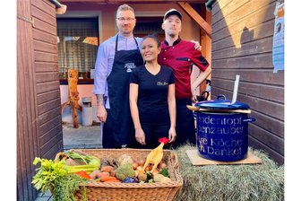 Suppenfiesta: Erzgebirge erlebt Weltpremiere - Drei Nationen, drei Suppen, gleiche Zutaten: die Profiköche Peter Jahn, Yupin Seidel und Pavel Talpa (v. l.) kochten mit ihren eigenen Rezeptideen und kreierten so drei ganz verschiedene Ergebnisse. Aus Hygienegründen befand sich unter anderem das Original-Huhn nicht im Korb.