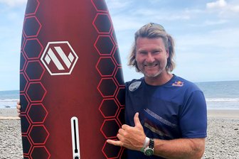 Surf-Star Björn Dunkerbeck kommt ins Kino: "Ich war immer ein Wettkampftyp" - Windsurf-Weltmeister Björn Dunkerbeck in seinem Surfcamp an der Playa del Aguilar auf Gran Canaria.
