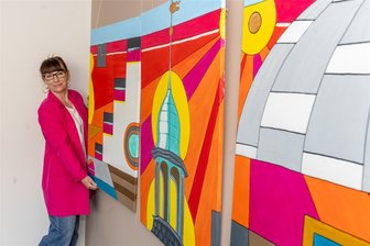 Surreal und bunt: So gratulieren Künstler Rodewisch zum 100. Stadtgeburtstag - Ivonne Rechenburg an ihrem Gemälde im Rodewischer Stadtbüro.