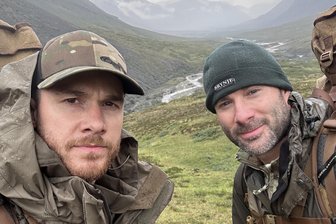 "Survival Squad": Wie Otto Karasch und Fabio Schäfer "7 vs wild" den Rang ablaufen - Fabio Schäfer und Ottogerd "Bulletproof" Karasch als "Survival Squad" beim Fußmarsch durch Kanada.