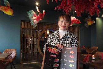 Sushi auf dem Dorf: Ehepaar öffnet westsächsischen Traditionsgasthof wieder - Wirtin Thanh Thi Nguyen freut sich über die herzliche Aufnahme im Dorf. Die Gastronomen hoffen auf viele zufriedene Gäste in ihrem geschmackvoll gestalteten Restaurant.