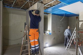 Sushi im Erzgebirge: Wo die japanische Spezialität bald auf der Speisekarte steht - Noch bestimmen die Bauarbeiter die Szenerie im künftigen Sushi-Restaurant in Annaberg-Buchholz.