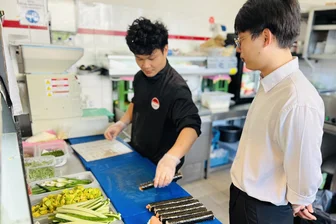 Sushi-Liebe: Wie einer der ältesten Anbieter in Chemnitz künftig weiter punkten will - Der neue Geschäftsführer Van Tran Tuan (re.) schaut seinem Sushifreunde-Küchenchef Tien Chuc bei der Arbeit über die Schulter.