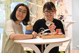 Sushi meets Erzgebirge: Was Japanerinnen in einer Neukirchener Küche machen - Die Japanerinnen Akiko Takahashi (links) und Aki Tagawa waren in dieser Woche in Neukirchen zu Gast.