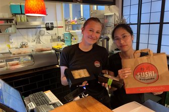 Sushi, Salate und Schokolade: So funktioniert nachhaltig essen in Chemnitz - Die Auszubildenden Syndey Gahn (v.l.) und Hoa Pham bereiten täglich die Rettertüten von „Sushifreunde“ zu. Meist ist das Angebot innerhalb weniger Minuten vergriffen.
