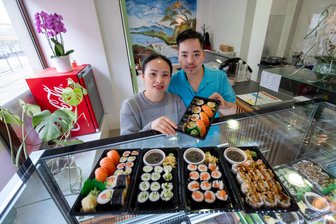 Sushi statt Nageldesign: Warum eine Vietnamesin in Plauen jetzt die Branche wechselt - Auch auf der Bahnhofstraße in Plauen gibt es jetzt Sushi: Thi Van Vi und ihr Mann Duc Truong Phung bieten Boxen zum Mitnehmen.
