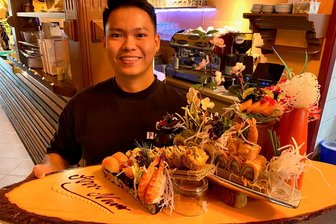 Sushi statt Pizza: Restaurant in Zwickau öffnet mit neuer Ausrichtung - Das Team um Mitarbeiter Nguyen Tien Dat Dohn serviert auf Wunsch auch kunstvolle Sushi-Kreationen.