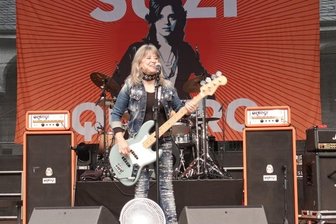 Suzi Quatro begeistert Zwickauer Fans - Vor dem großen Bühnenposter mit einem Foto von 1973 gab Suzi Quatro in der Muldestadt nicht nur ihre alten Hits zum Besten.
